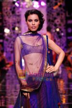 Model walks the ramp for Manish Malhotra Show at Lakme Winter fashion week day 4 on 20th Sept 2010 (62).JPG